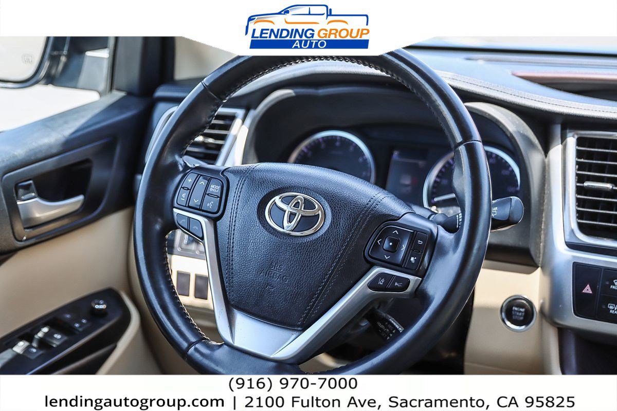 Used 2019 Toyota Highlander XLE w/ Carpet Mat Package (TMS) image 13