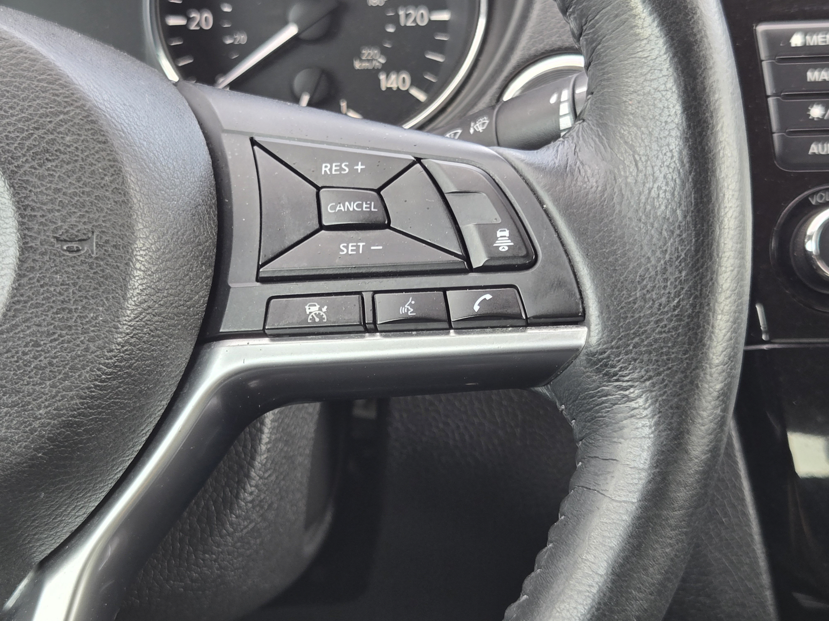 Used 2018 Nissan Rogue SV w/ Sun & Sound Touring Package AWD/4WD image 27