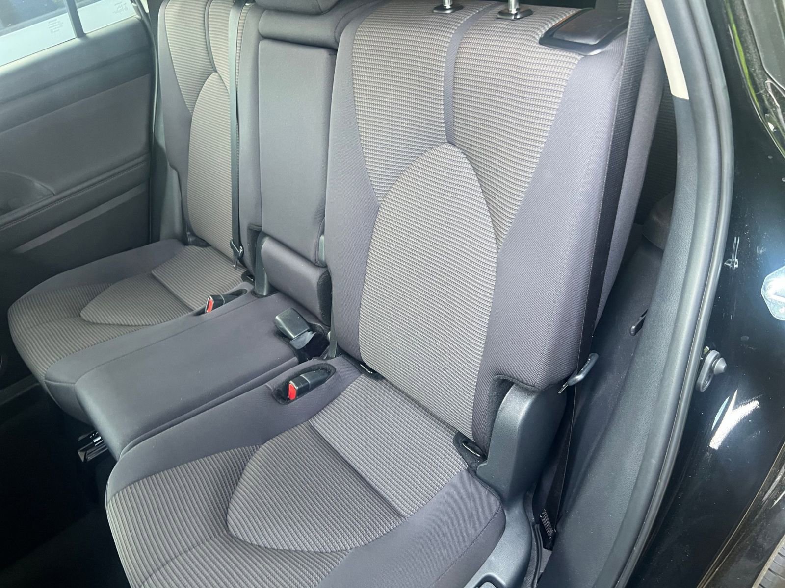 Used 2025 Toyota Highlander LE FWD image 36