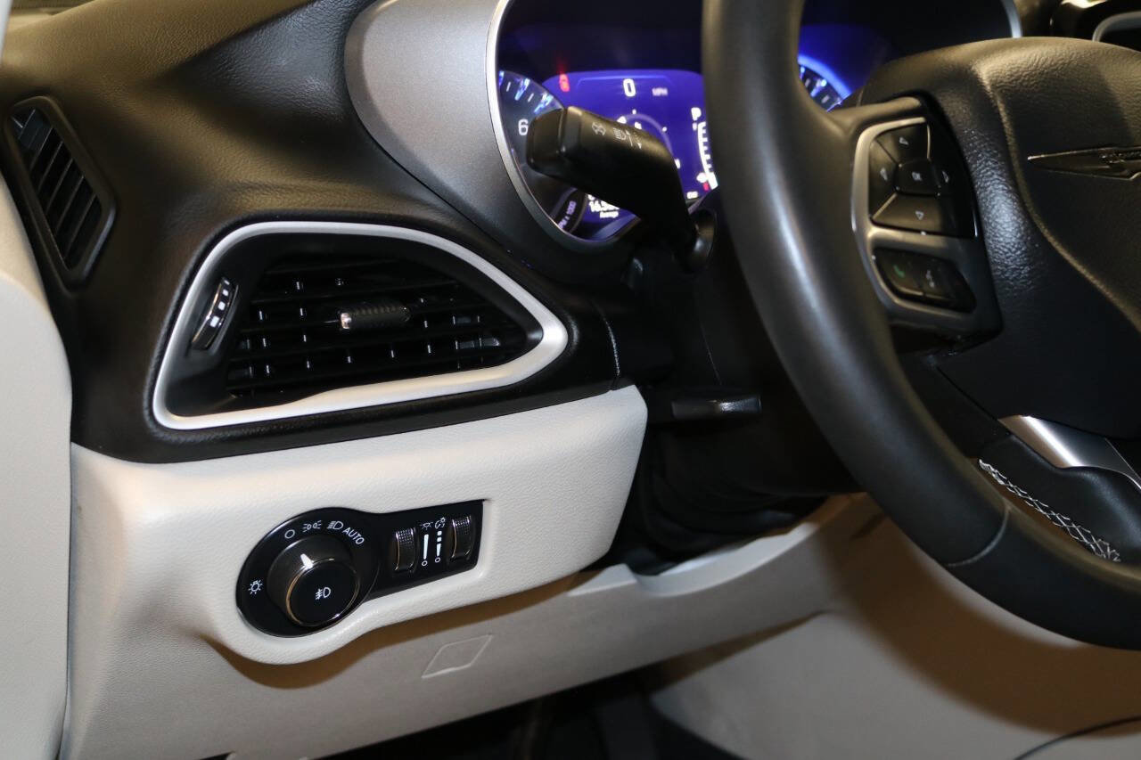 Used 2023 Chrysler Pacifica Touring-L image 58