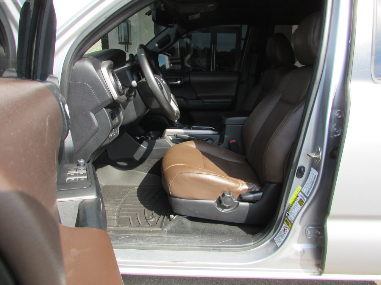 Used 2016 Toyota Tacoma Limited image 9