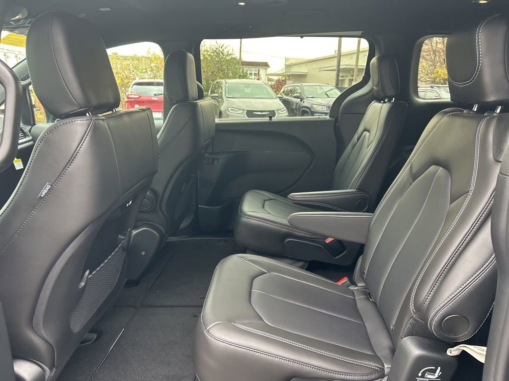 New 2026 Chrysler Pacifica Select image 30
