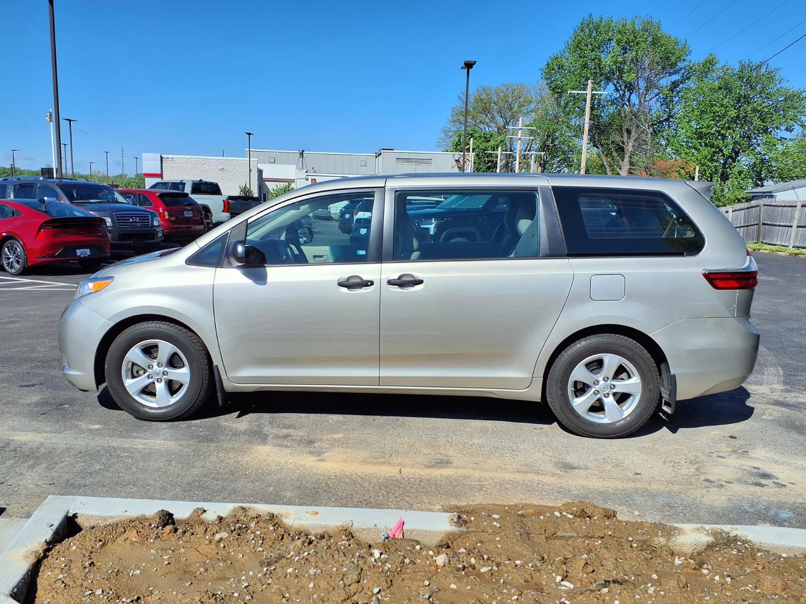 Used 2017 Toyota Sienna L FWD image 28