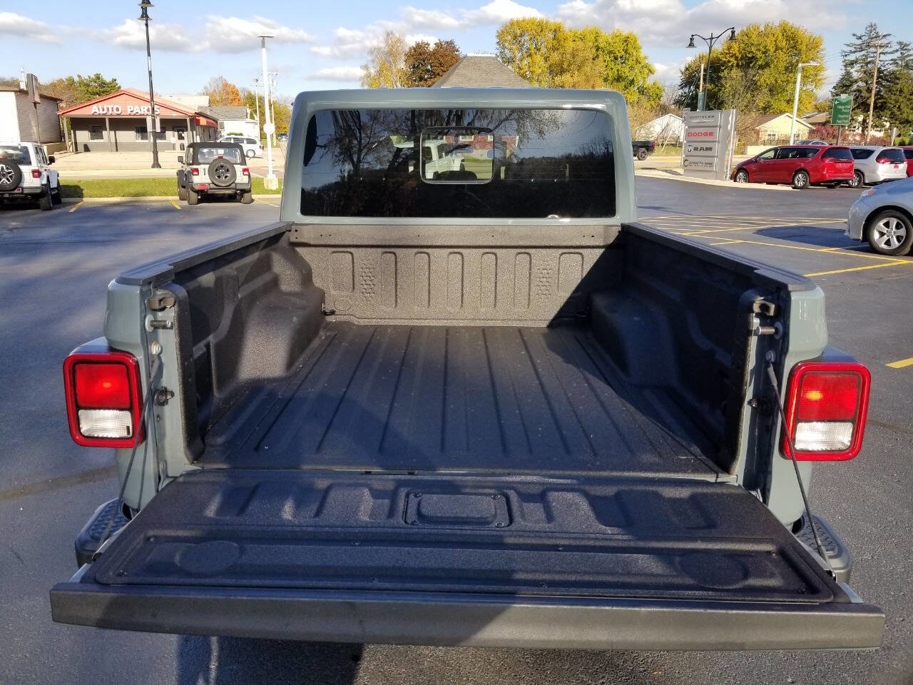 Certified 2024 Jeep Gladiator Sport AWD/4WD image 7