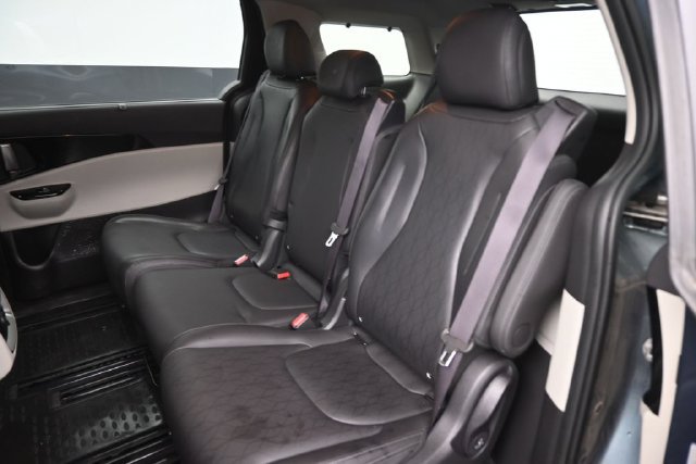 Used 2024 Kia Carnival EX FWD image 23