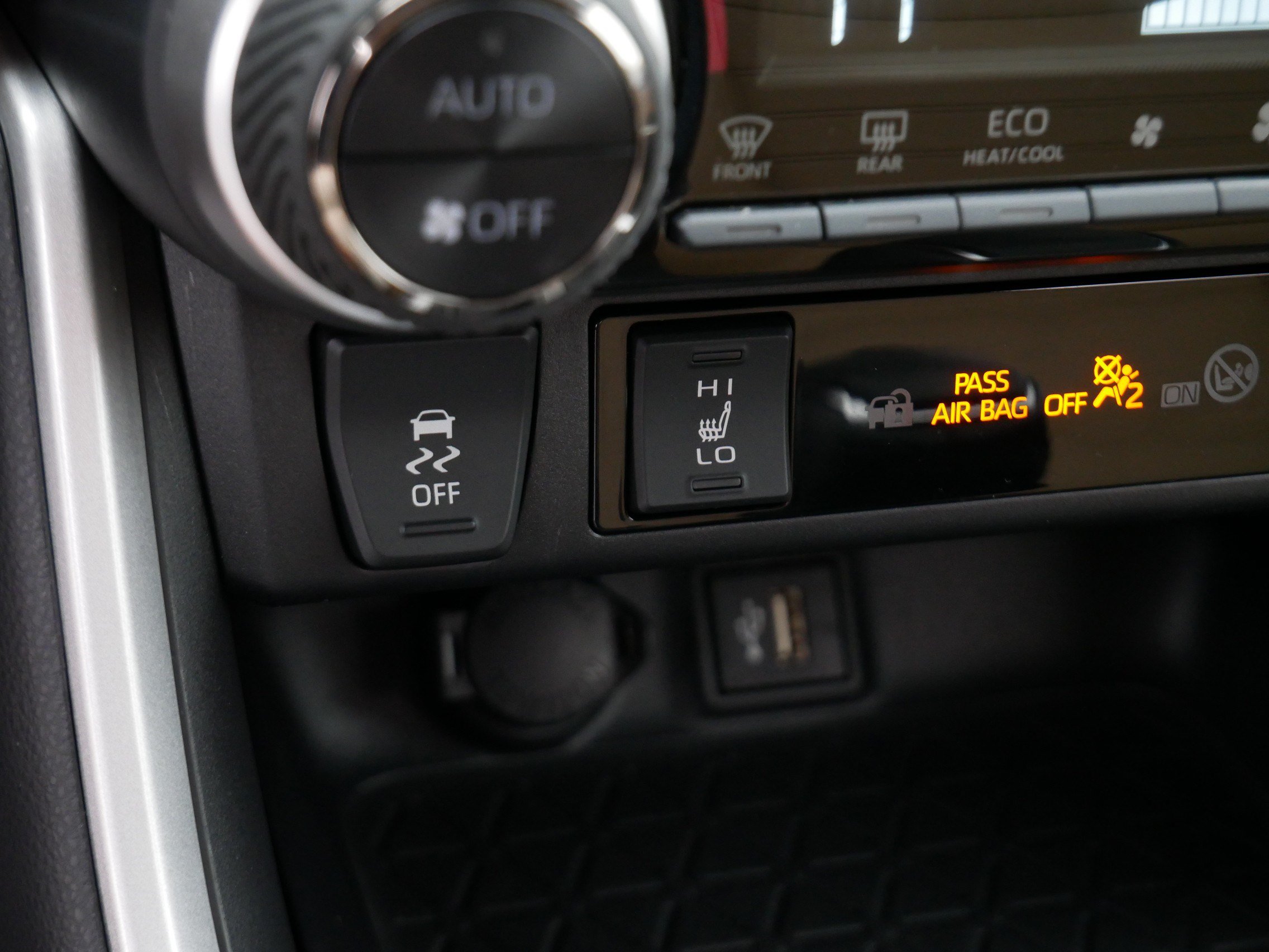 Used 2025 Toyota RAV4 XLE Premium AWD/4WD image 29