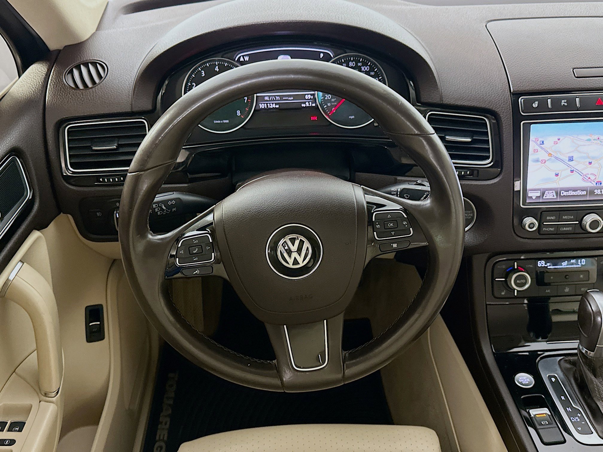 Used 2016 Volkswagen Touareg Sport image 17