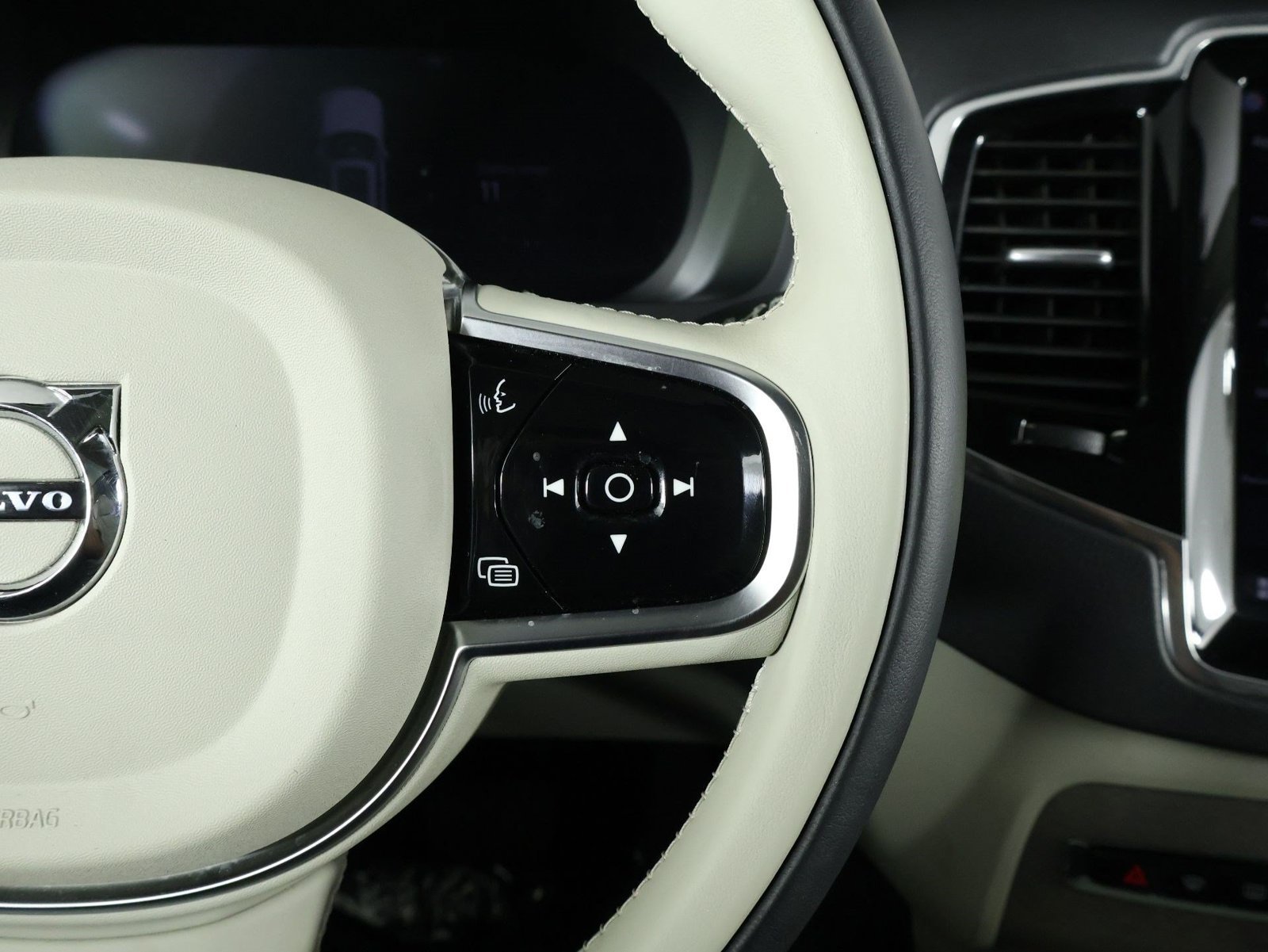 Certified 2025 Volvo XC90 T8 Plus w/ Protection Package Premier AWD/4WD image 11