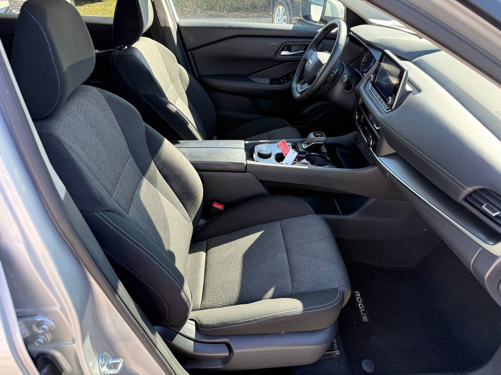 Certified 2025 Nissan Rogue SV image 29