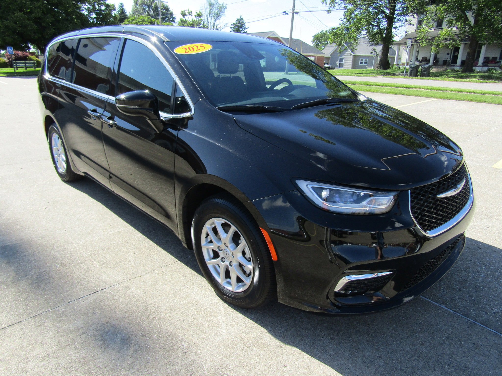 Used 2025 Chrysler Pacifica Select