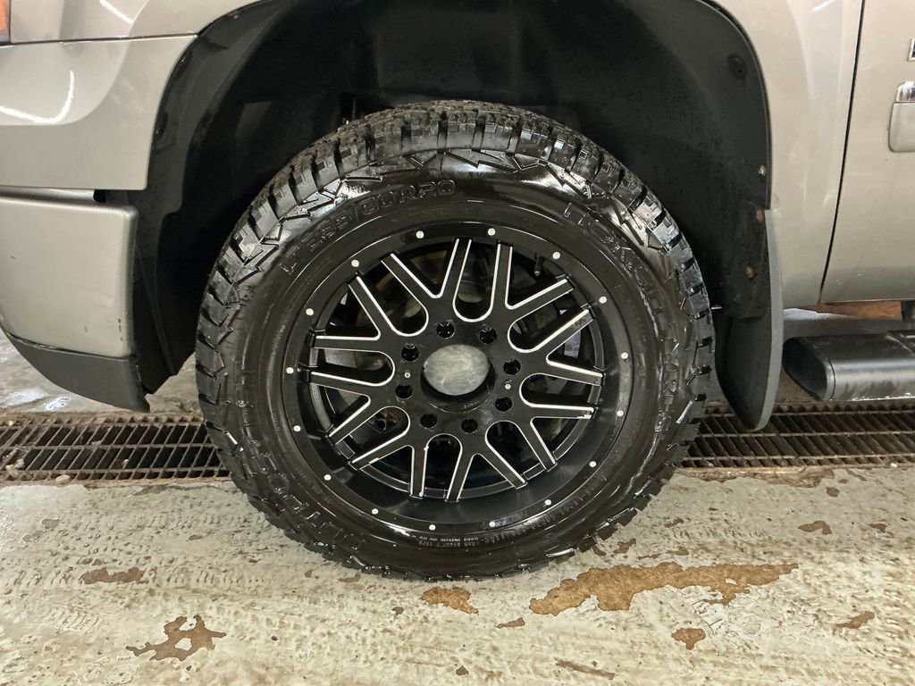 Used 2013 GMC Sierra 2500 Denali w/ Suspension Package, Off-Road AWD/4WD image 12