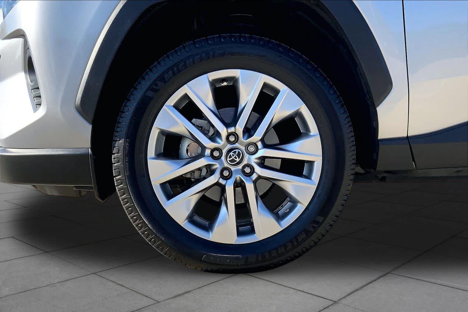 Used 2020 Toyota RAV4 Limited AWD/4WD image 11