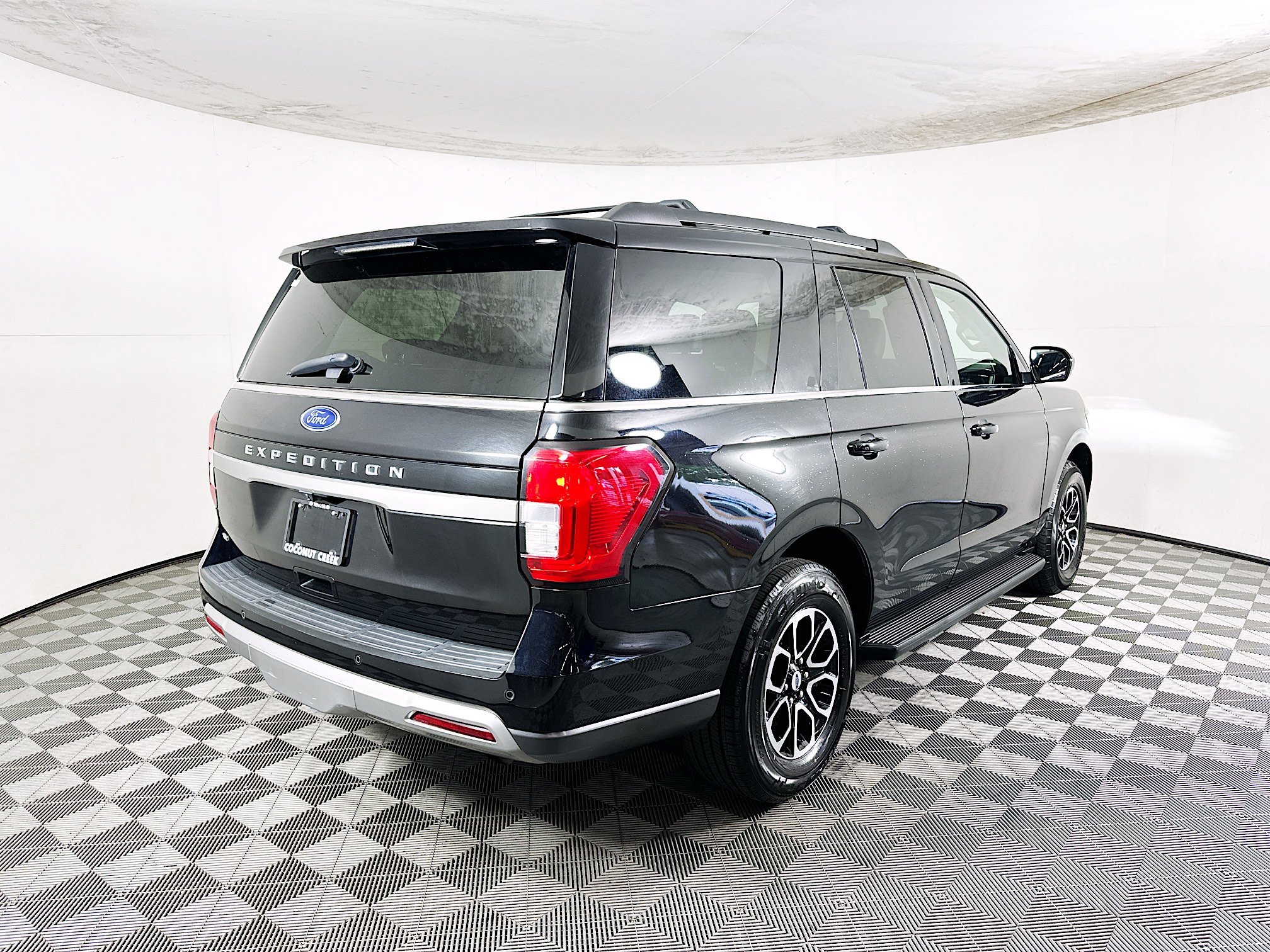 Used 2024 Ford Expedition XLT image 3