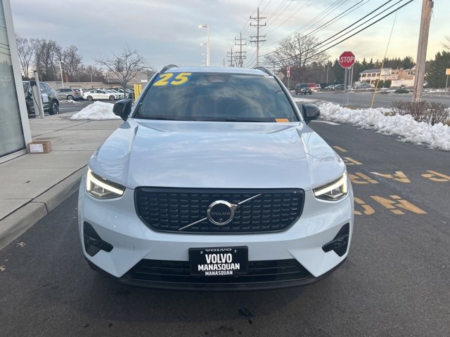 Certified 2025 Volvo XC40 B5 Plus image 7