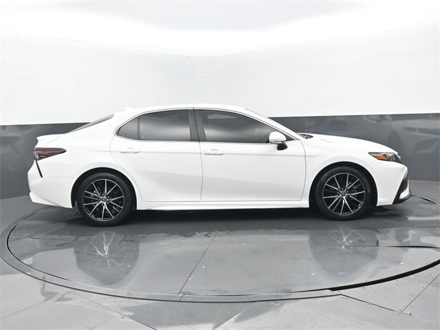 Used 2024 Toyota Camry SE image 2