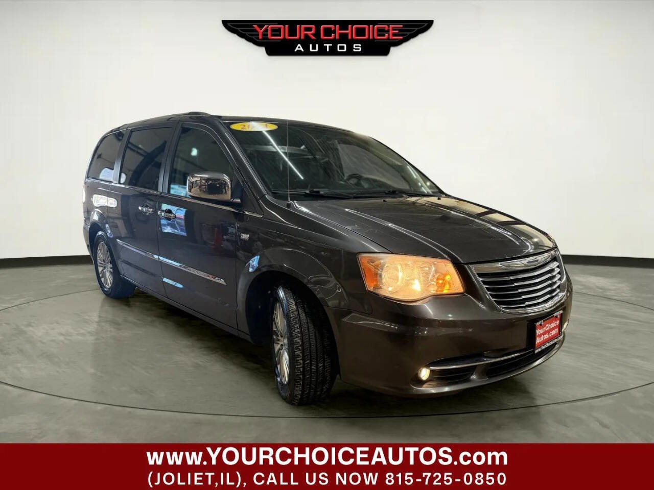 Used 2014 Chrysler Town & Country Touring-L image 12