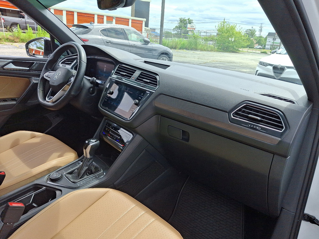 Used 2022 Volkswagen Tiguan SE R-Line image 11
