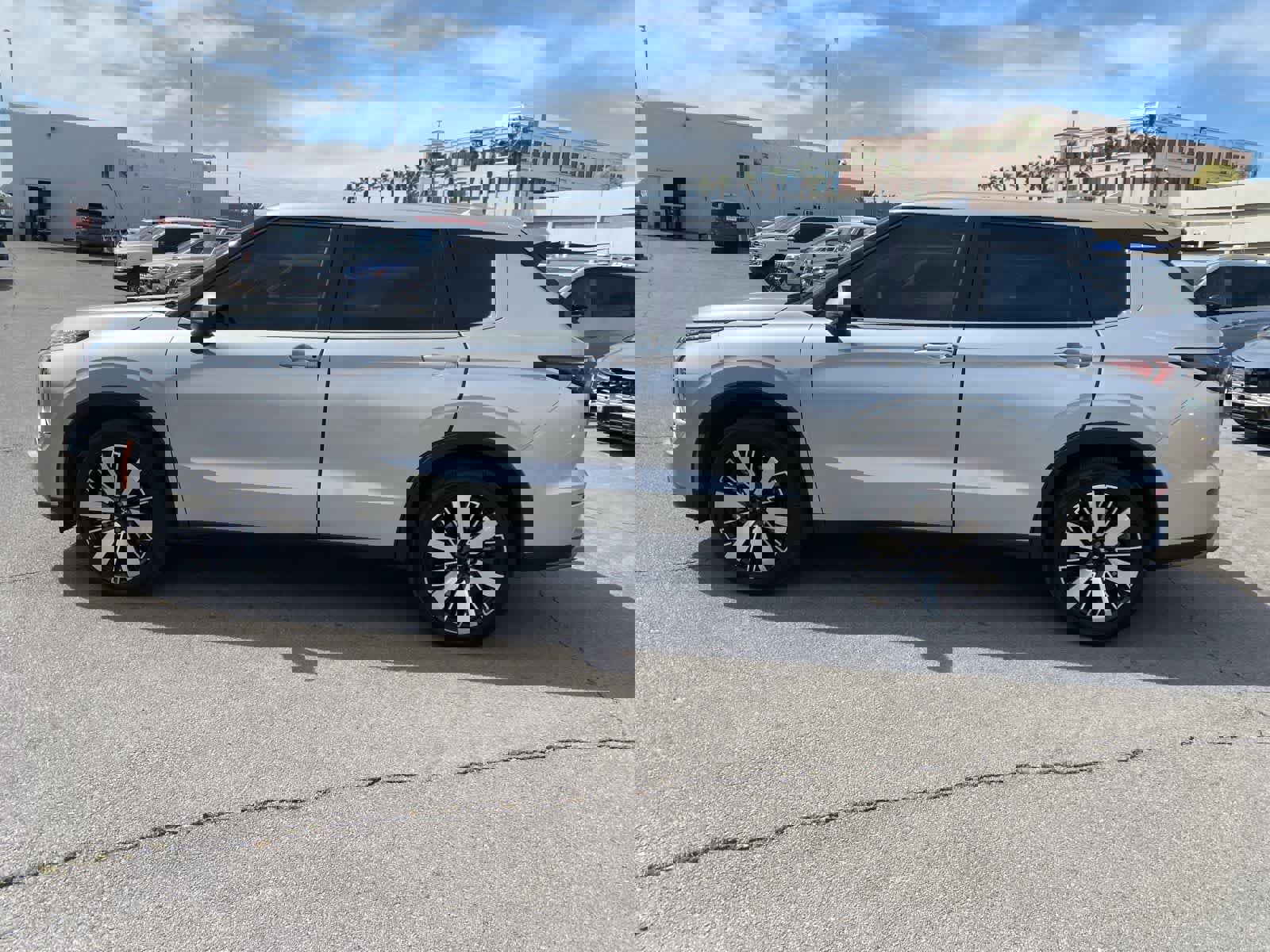 Used 2025 Mitsubishi Outlander SE image 9