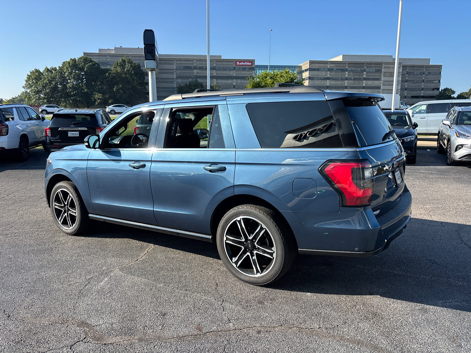 Used 2019 Ford Expedition Limited w/ Equipment Group 303A AWD/4WD image 5