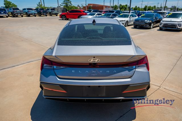 Used 2026 Hyundai Elantra SE FWD image 4