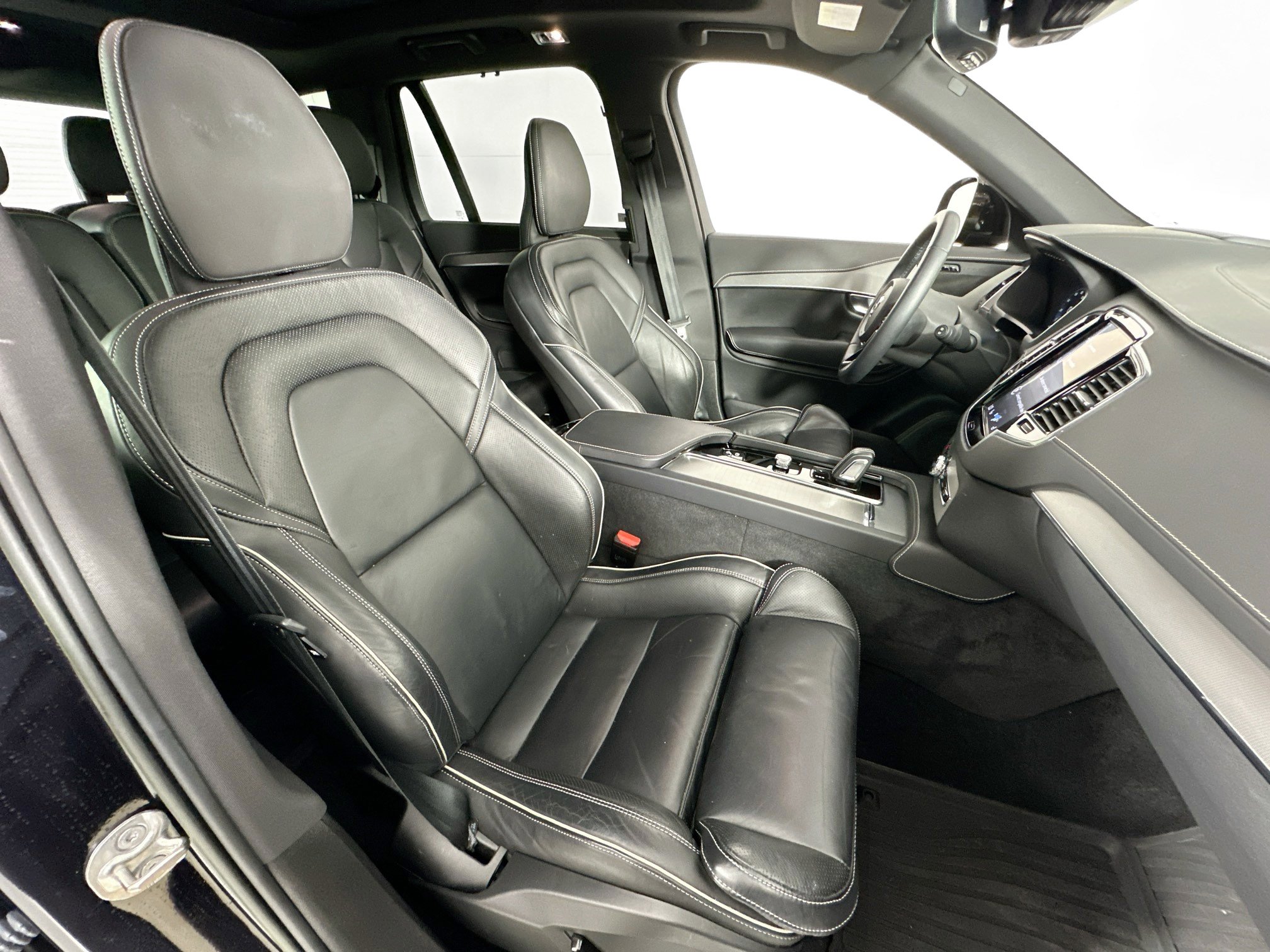 Used 2022 Volvo XC90 T8 R-Design w/ Advanced Package image 30