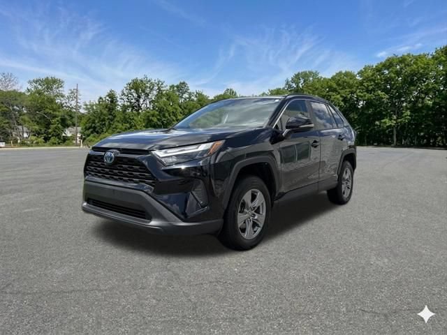 Used 2022 Toyota RAV4 XLE AWD/4WD image 4