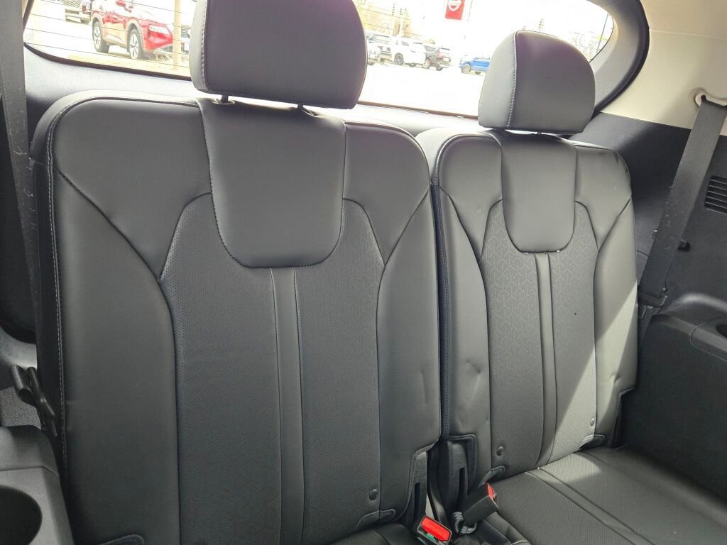 Used 2023 Kia Sorento S image 9