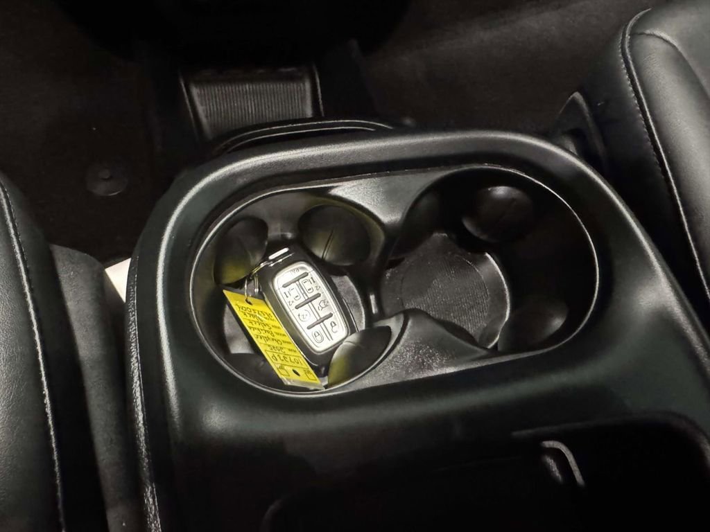 Used 2025 Chrysler Pacifica Select image 29