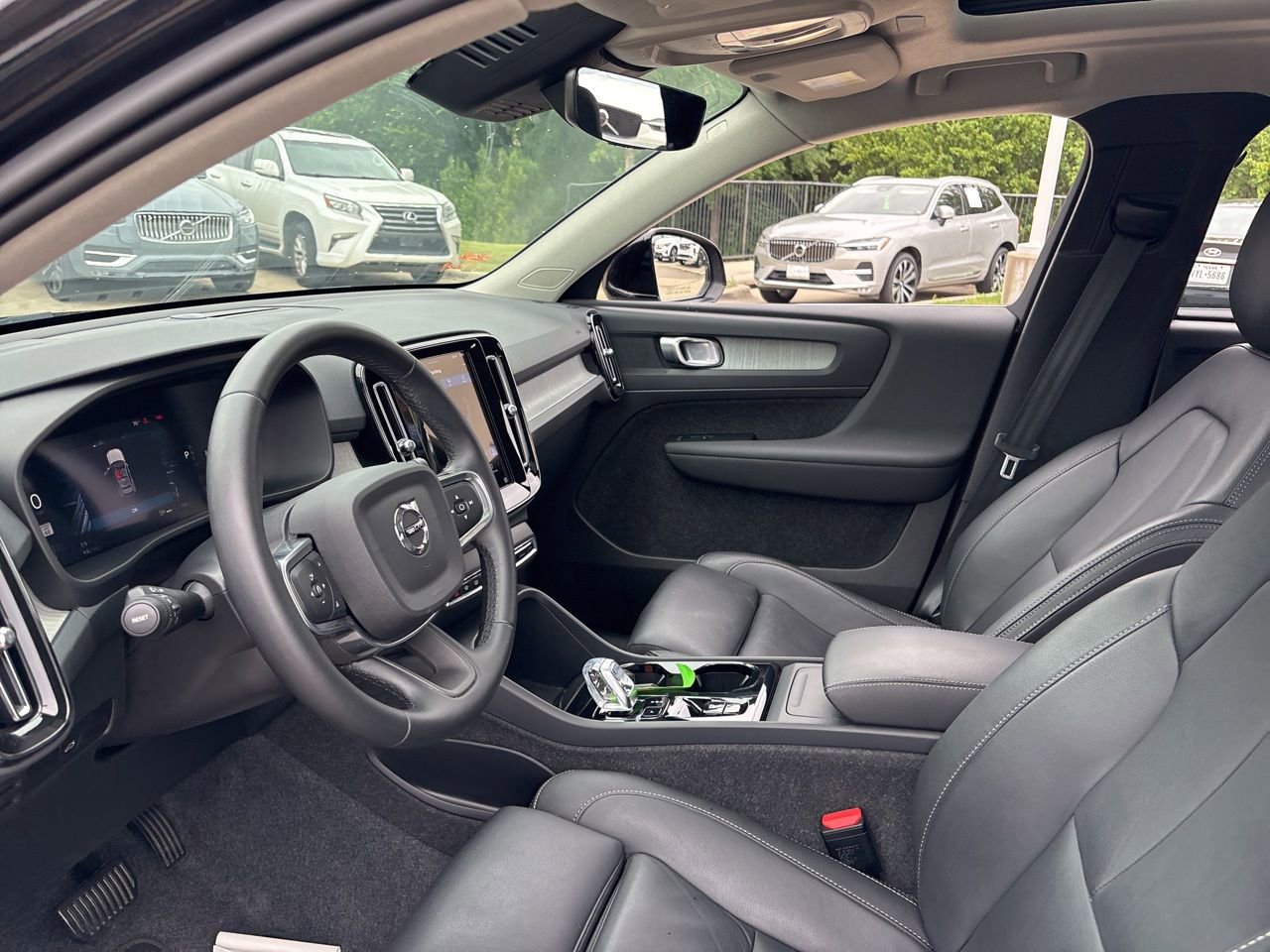 Certified 2025 Volvo XC40 B5 Plus AWD/4WD image 18
