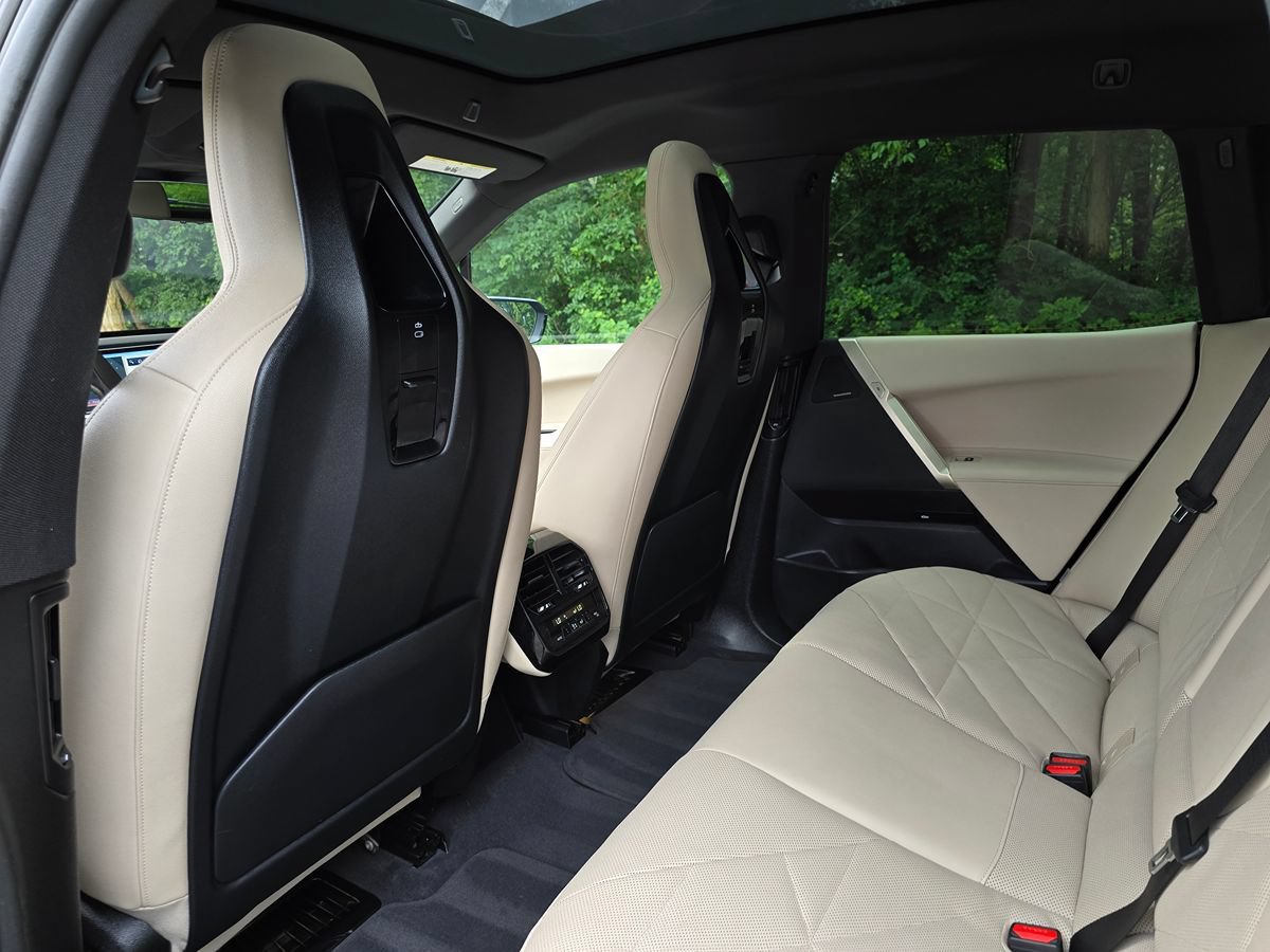 Used 2024 BMW iX xDrive50 w/ Sport Package AWD/4WD image 15