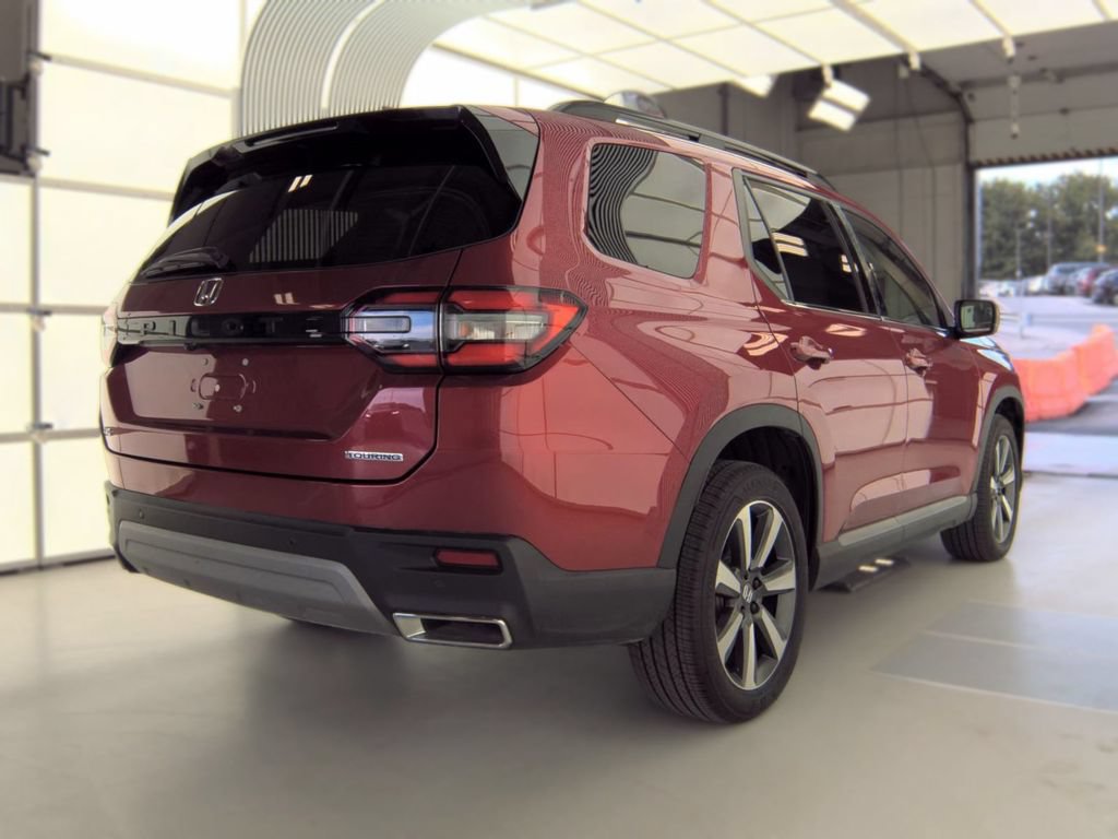 Used 2025 Honda Pilot Touring image 3