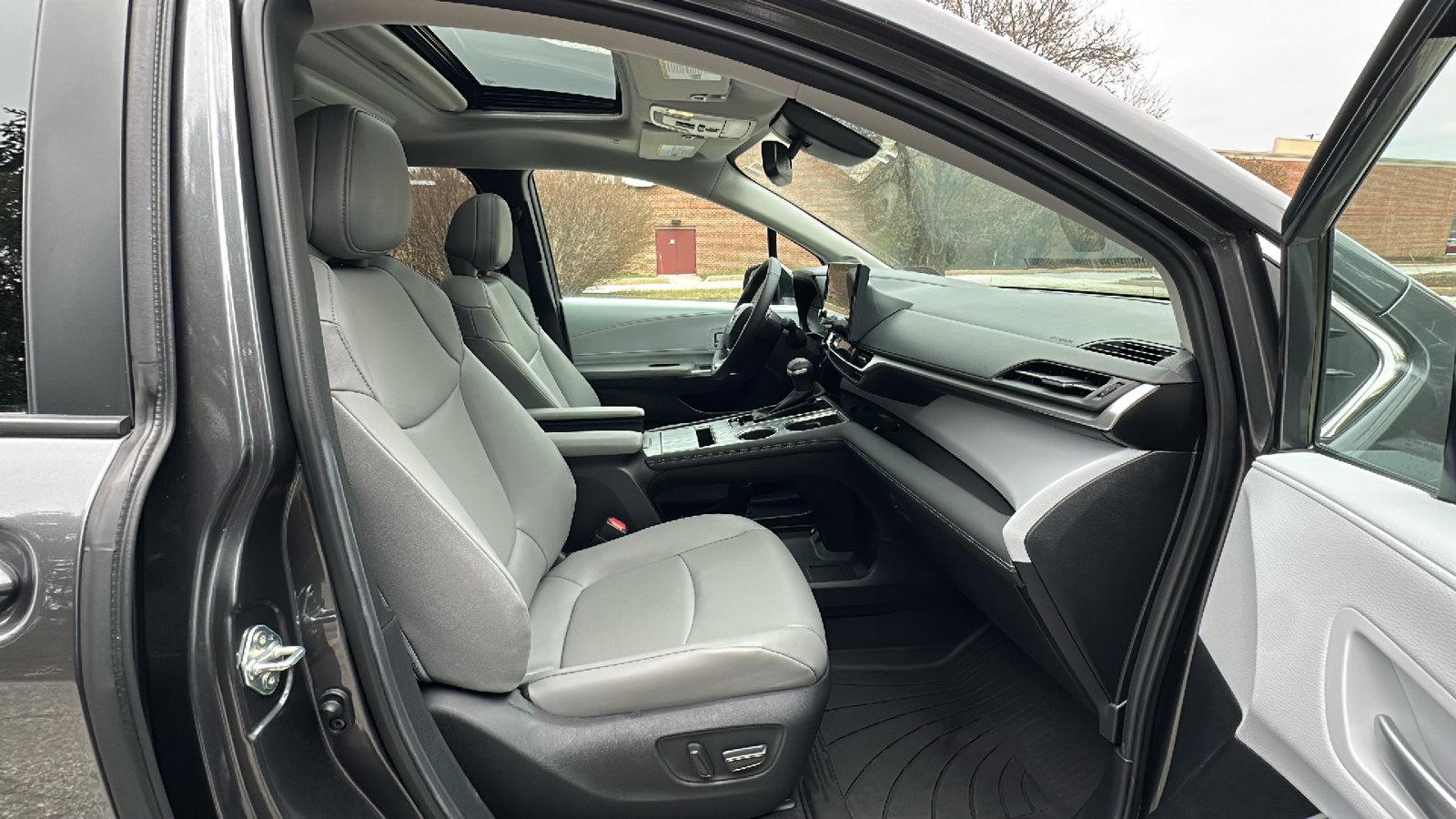 Used 2025 Toyota Sienna XLE w/ XLE Plus Package image 25