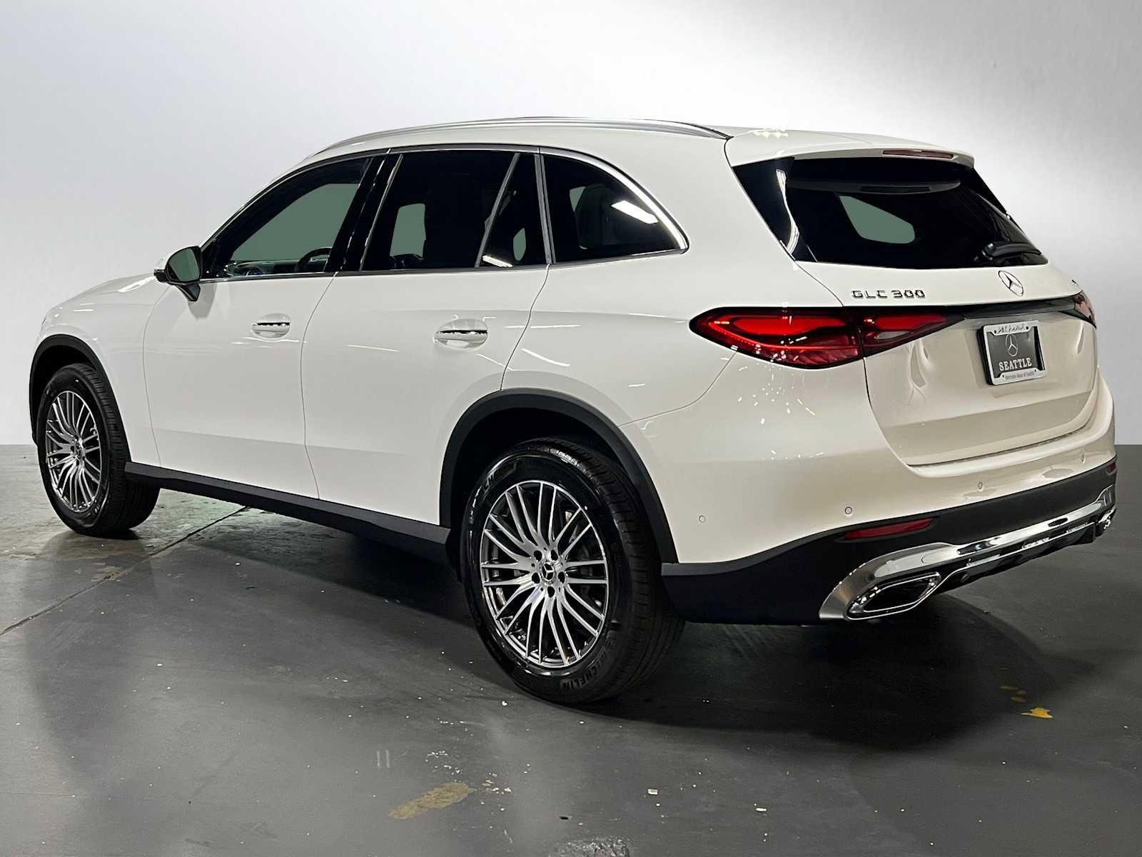 Used 2025 Mercedes-Benz GLC 300 4MATIC image 3
