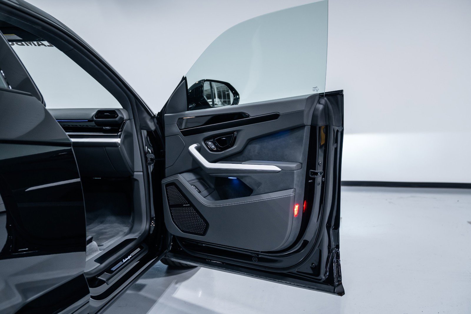 Used 2025 Lamborghini Urus SE image 26