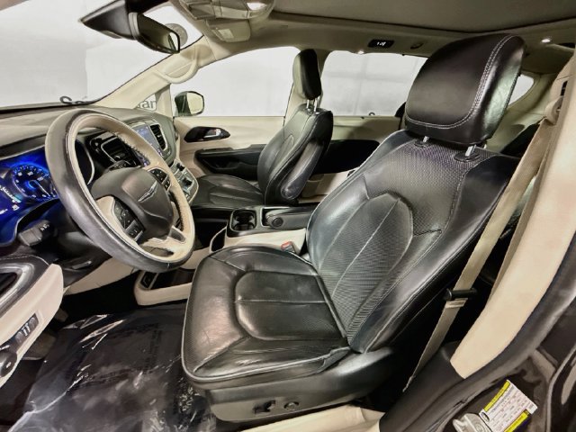 Used 2020 Chrysler Pacifica Limited w/ Tire & Wheel Group FWD image 20