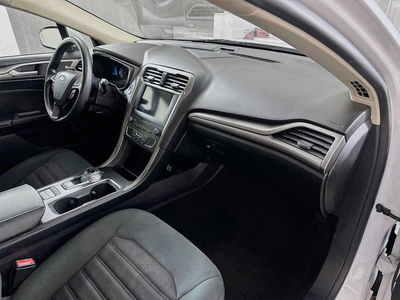 Used 2019 Ford Fusion SE FWD image 27