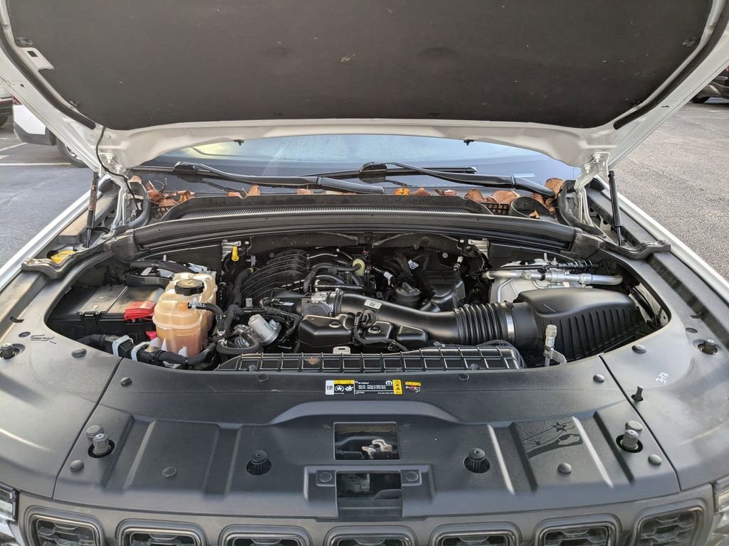 Used 2023 Jeep Grand Cherokee L Limited w/ Black Appearance Package image 24