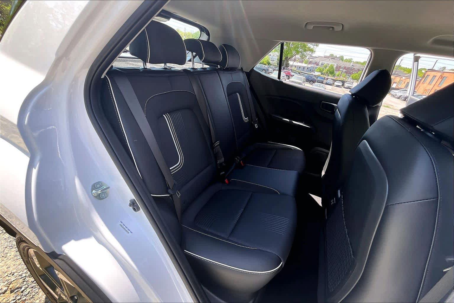 Used 2025 Hyundai Venue Limited FWD image 21