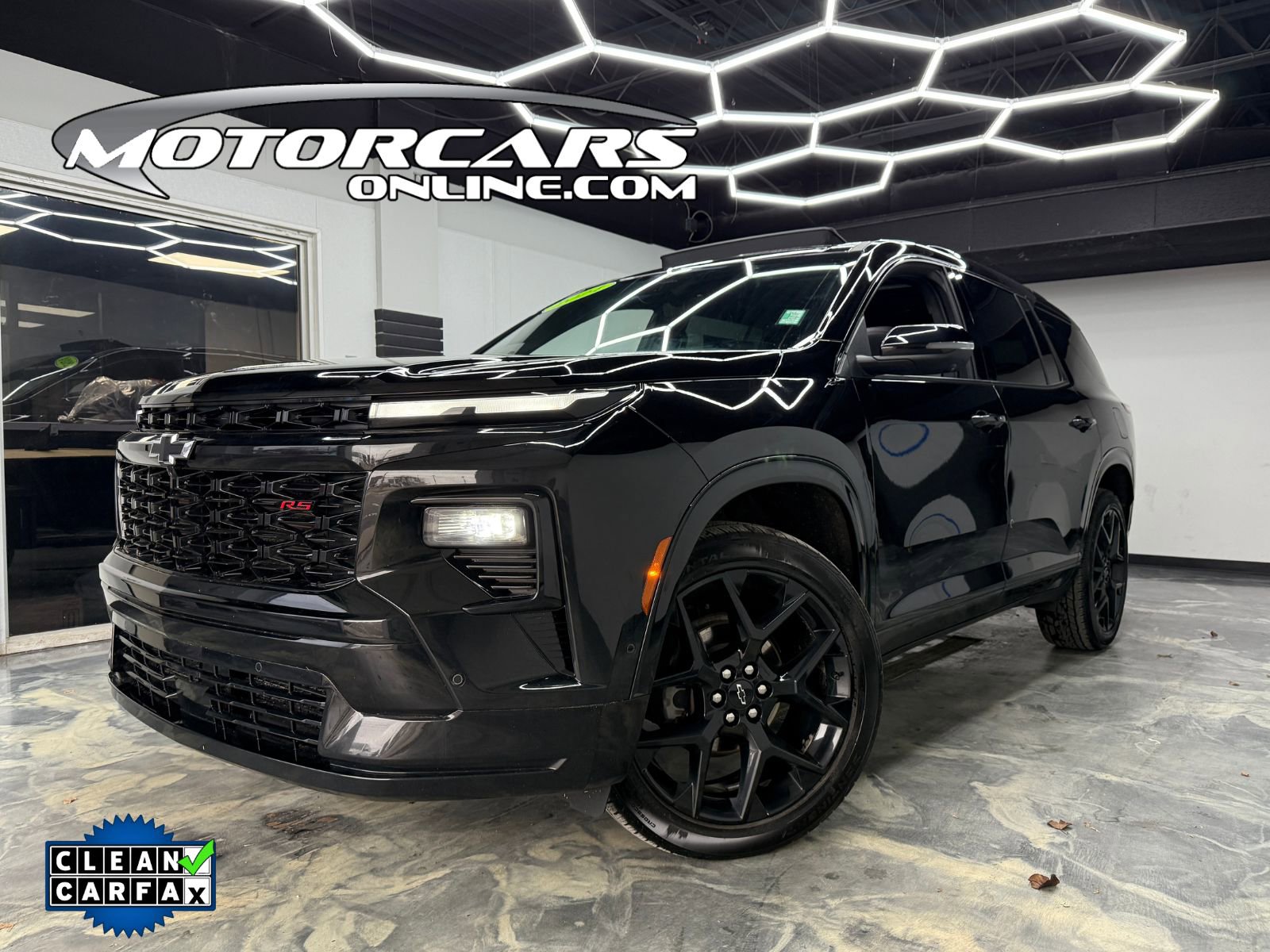 Used 2024 Chevrolet Traverse RS image 1