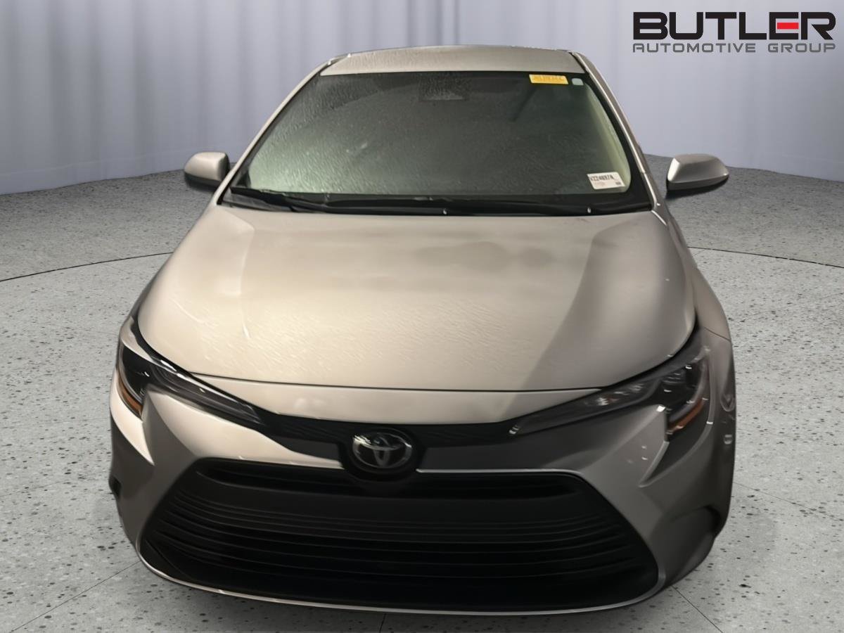 Used 2025 Toyota Corolla LE w/ Convenience Package FWD image 3