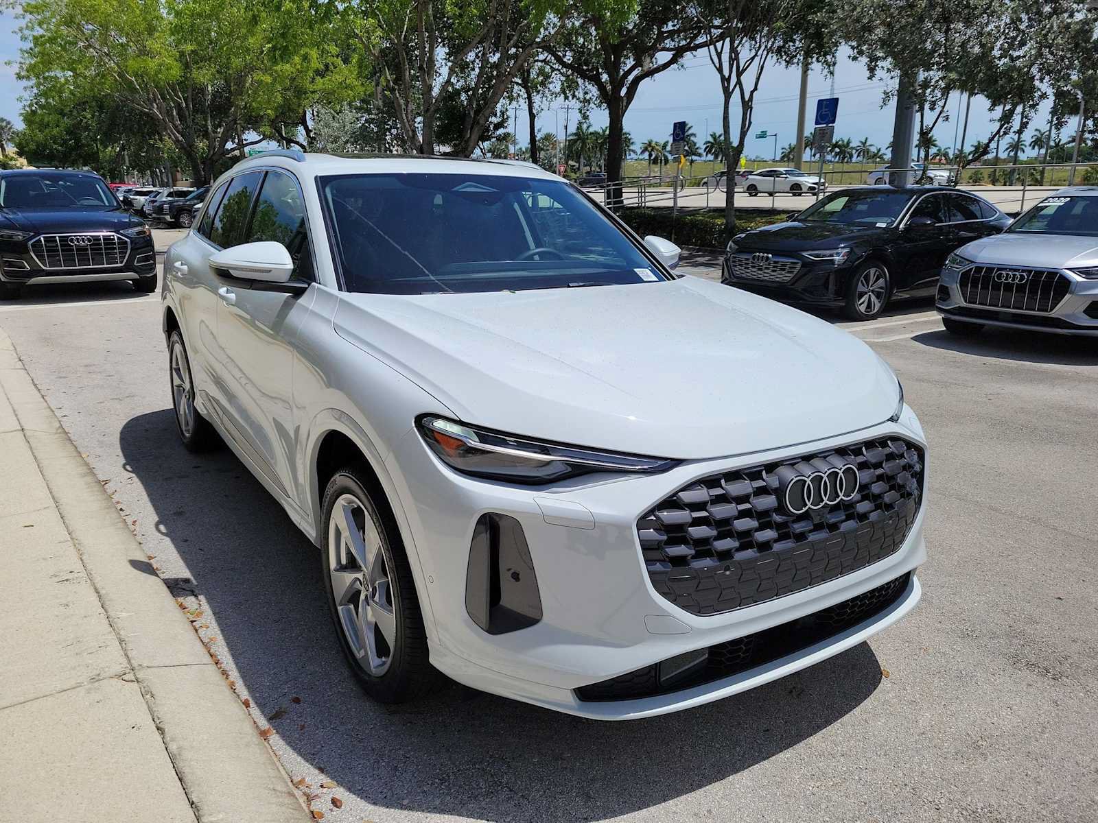Certified 2025 Audi Q5 Premium Plus w/ Premium Plus AWD/4WD image 2