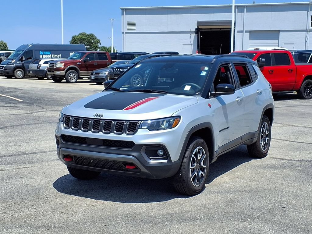 Used 2025 Jeep Compass Trailhawk AWD/4WD image 2