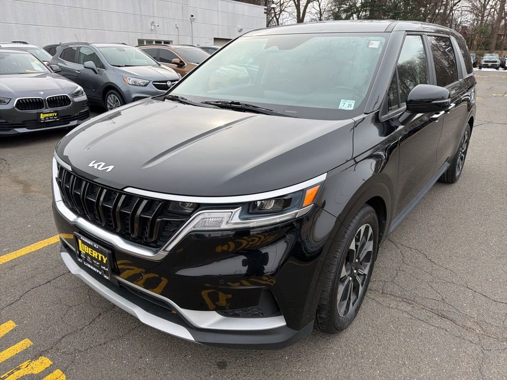 Used 2022 Kia Carnival EX image 3