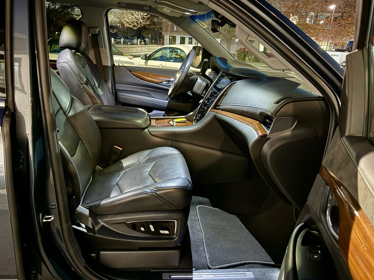 Used 2020 Cadillac Escalade Luxury image 25