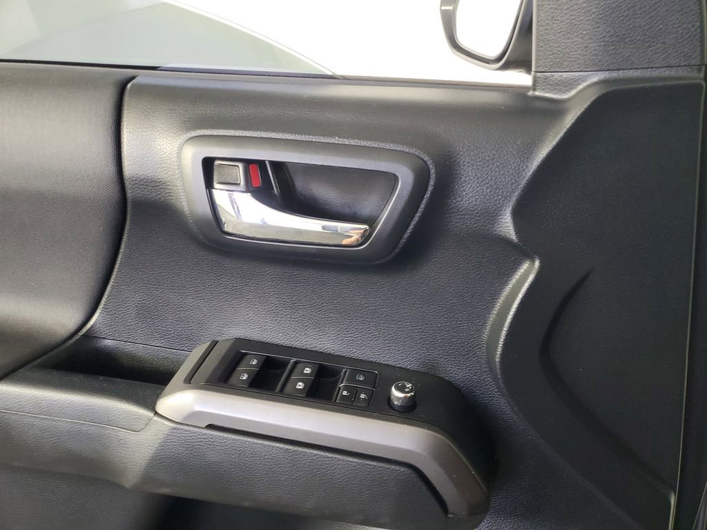 Used 2016 Toyota Tacoma TRD Sport AWD/4WD image 29