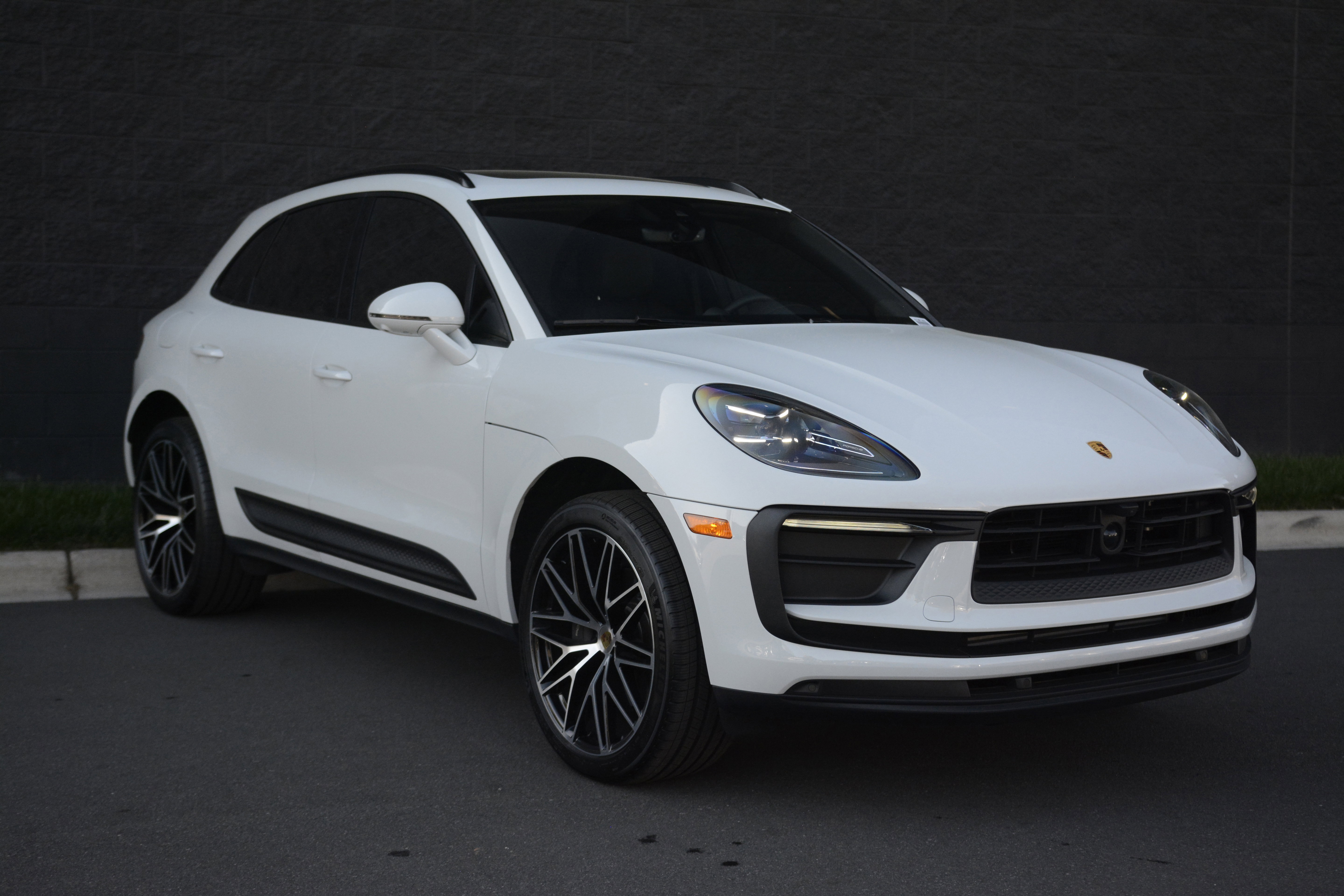 Certified 2026 Porsche Macan AWD/4WD image 9