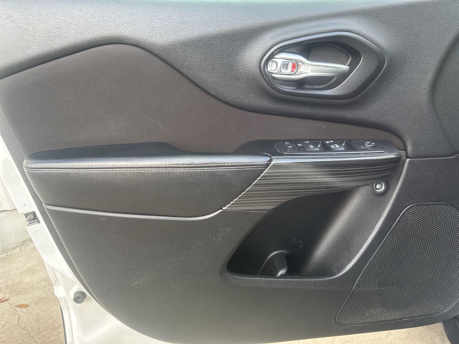 Used 2017 Jeep Cherokee Latitude w/ Comfort/Convenience Group image 11