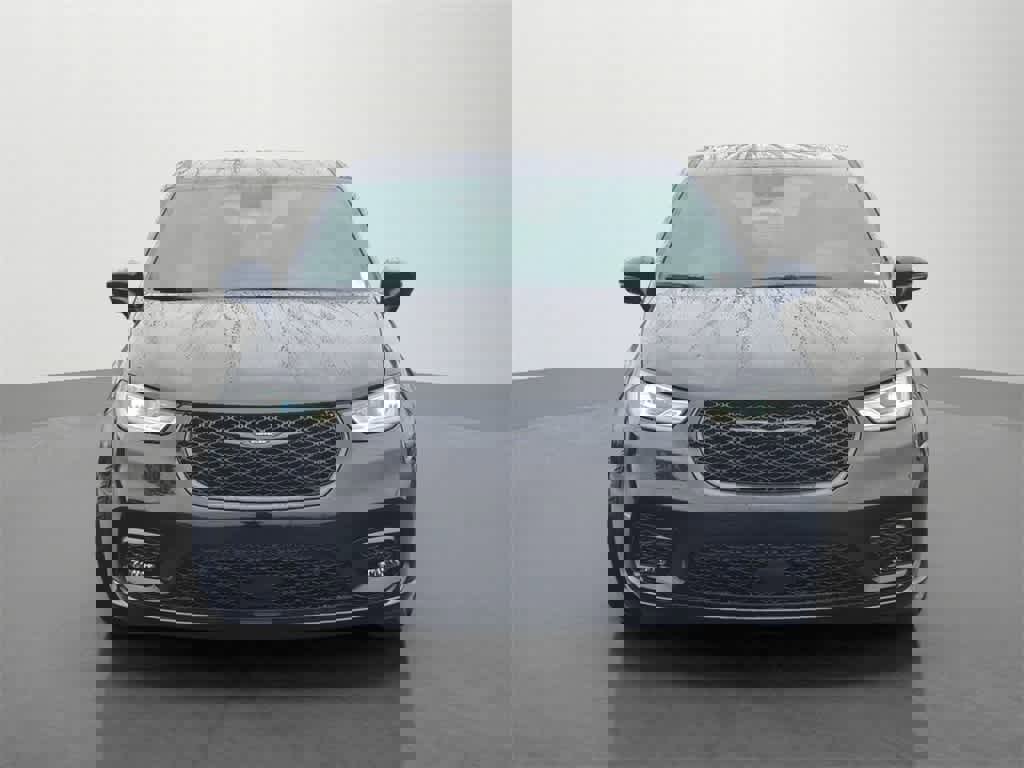 Used 2022 Chrysler Pacifica Limited w/ Uconnect Theater Family Group image 2