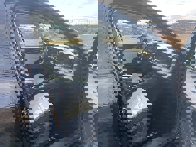 New 2025 Volkswagen Tiguan SE image 9