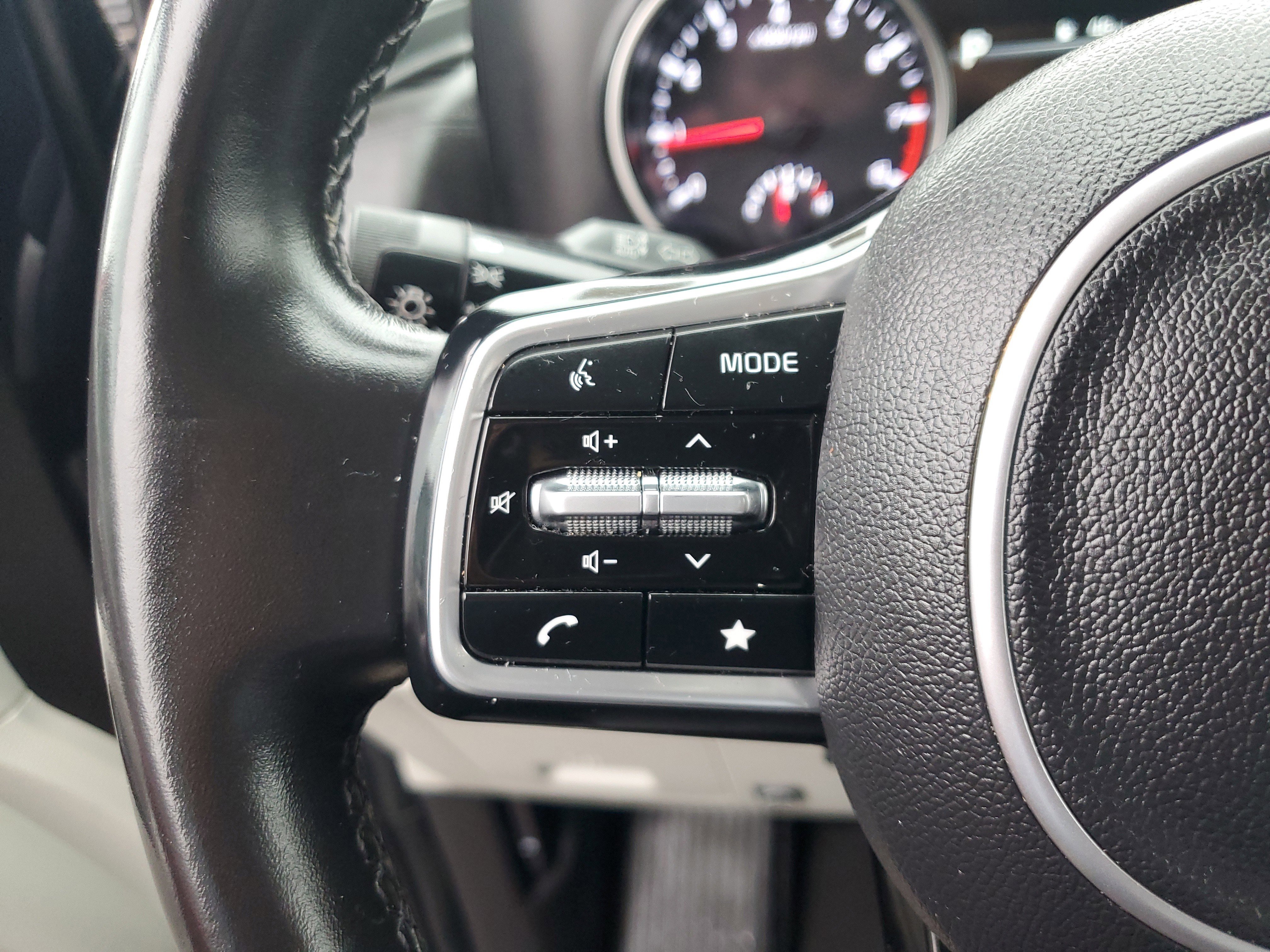 Used 2022 Kia Carnival LX image 26